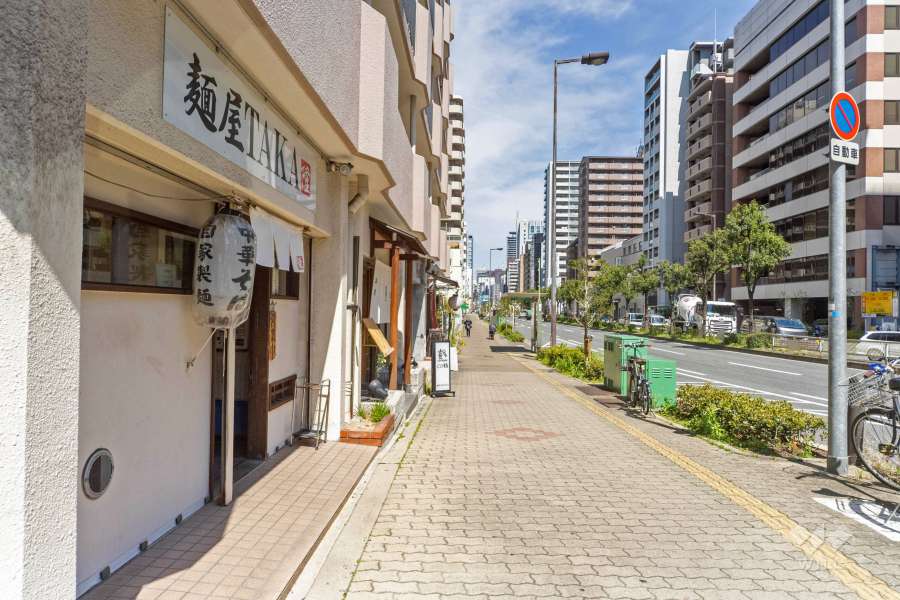敷地南東側の前面道路（南西側から）