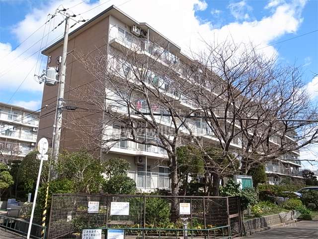 有楽箕面ハイツ6号棟の外観（南西側から）