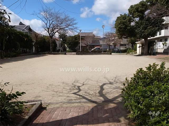 敷地に隣接する「西小路児童公園」
