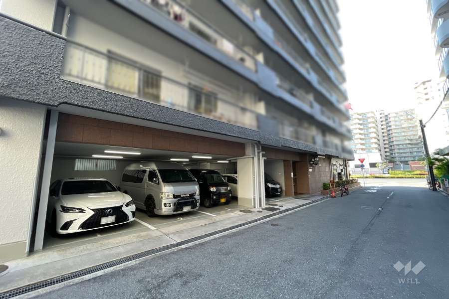 敷地西側の前面道路
