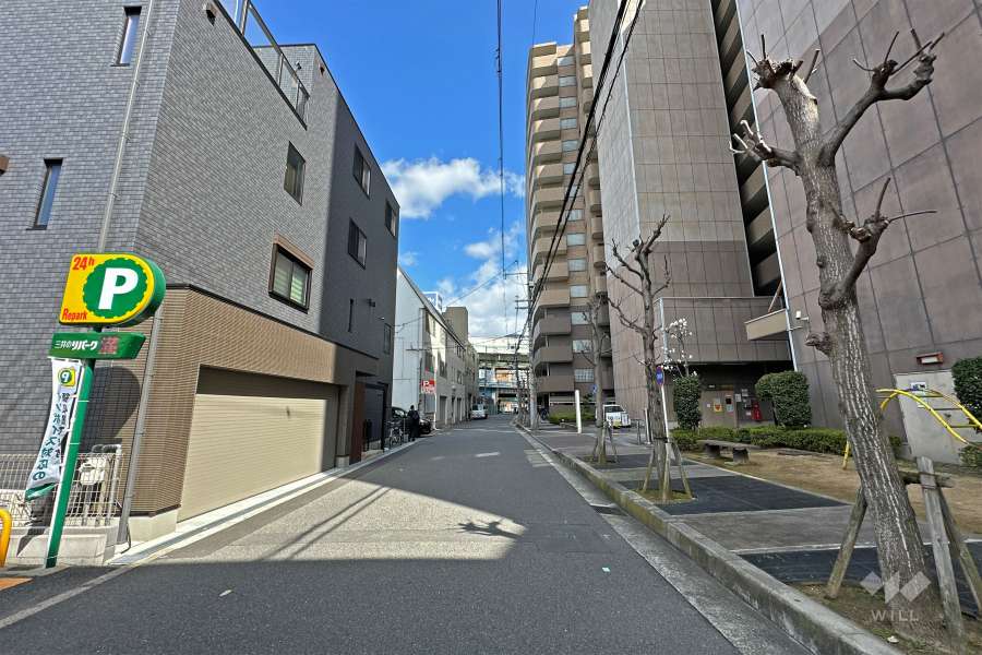 敷地西側の前面道路（南側から）