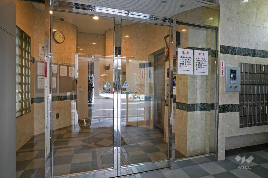 エントランスはオートロック付きです。