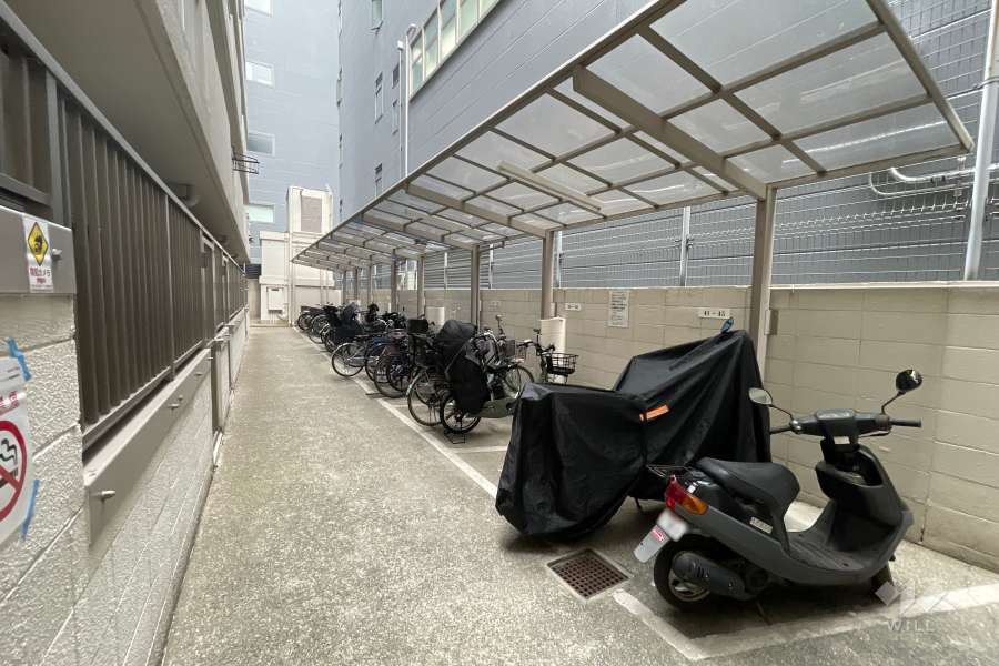 バイク置き場（屋根付き）