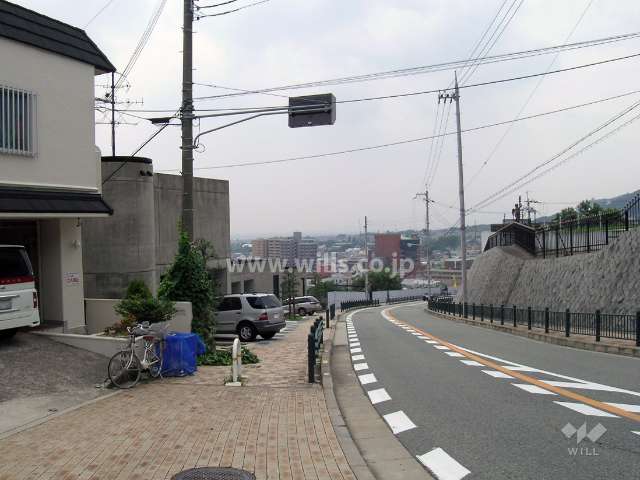 敷地の北側はバス通りに面しています