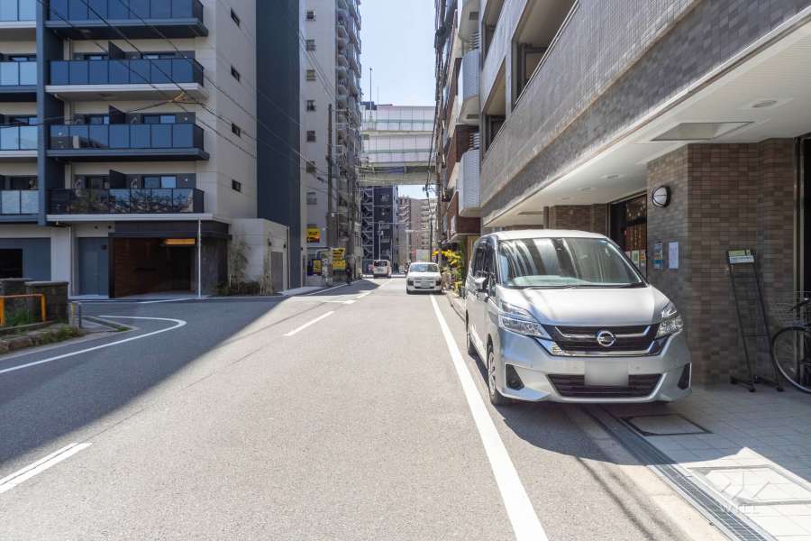 敷地南東側の前面道路（北東側から）