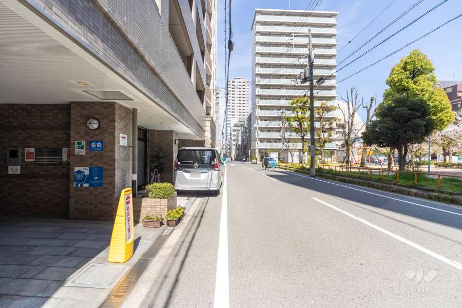 敷地南東側の前面道路（南西側から）