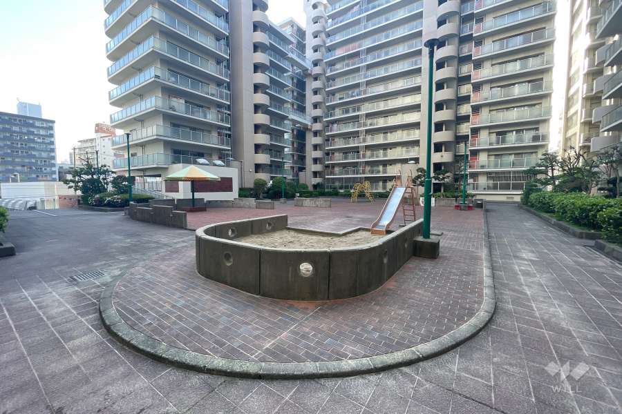 中庭に設置された遊具