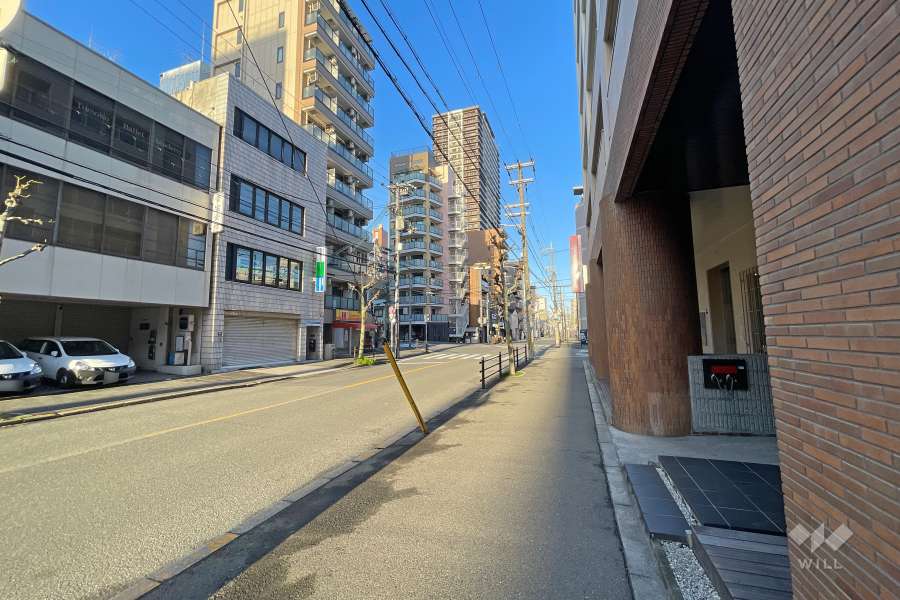 敷地南側の前面道路（東側から）