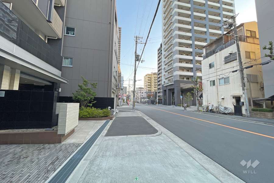 敷地東側の前面道路（南側から）