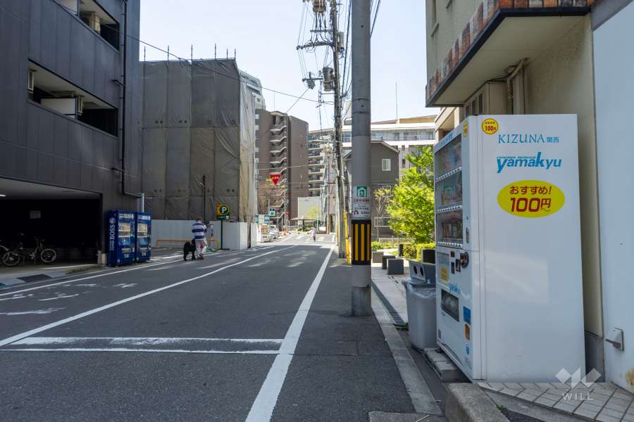 敷地南側の前面道路（東側から）