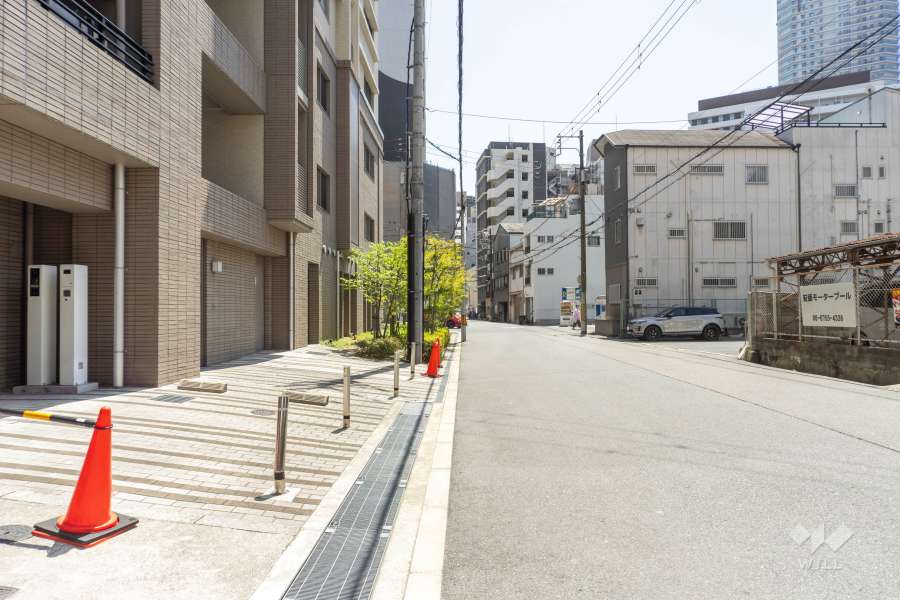 敷地西側の前面道路（北側から）