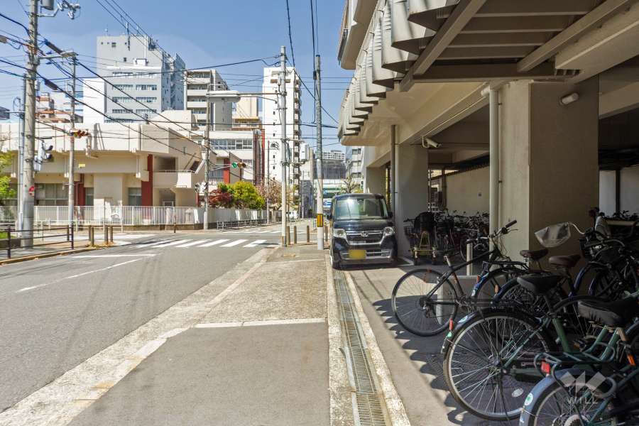 敷地西側の前面道路（南側から）