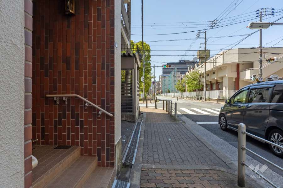 敷地北側の前面道路（東側から）