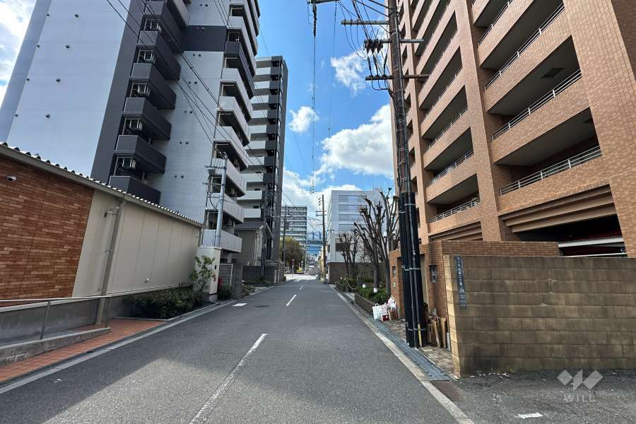 敷地東側の前面道路（北側）から