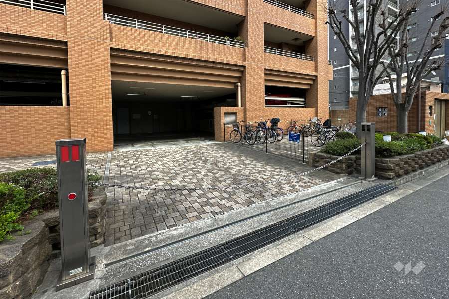 駐車場の出入り口（ロボットゲート付き）