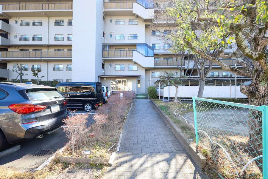 北側エントランスのエントランスアプローチ