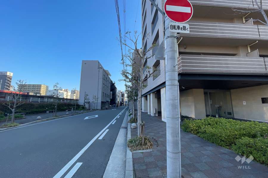 敷地西側の前面道路