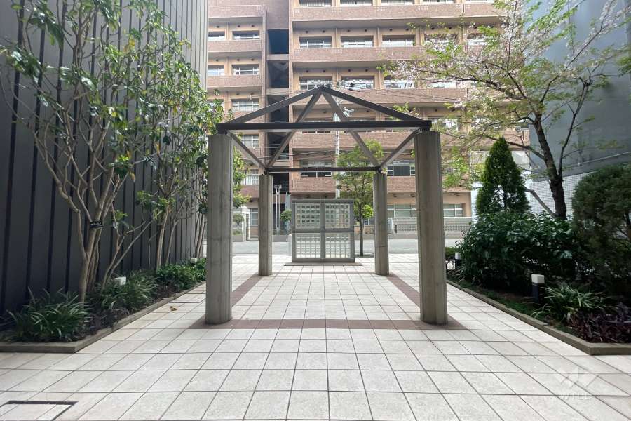 北側のエントランスアプローチ