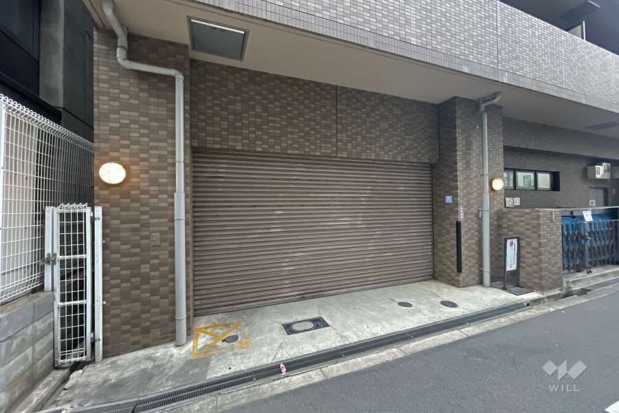 駐車場の出入り口（シャッター付き）