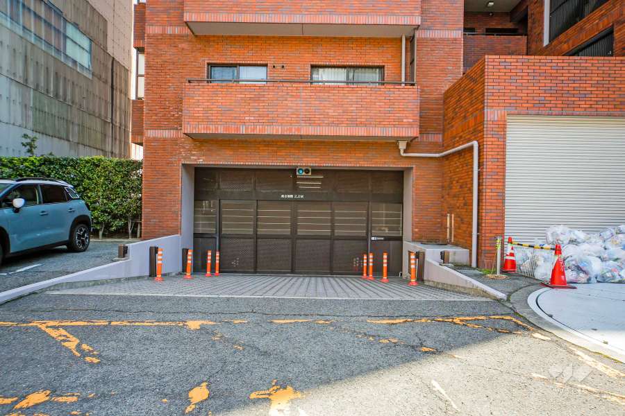 駐車場の出入り口（ゲート付き）