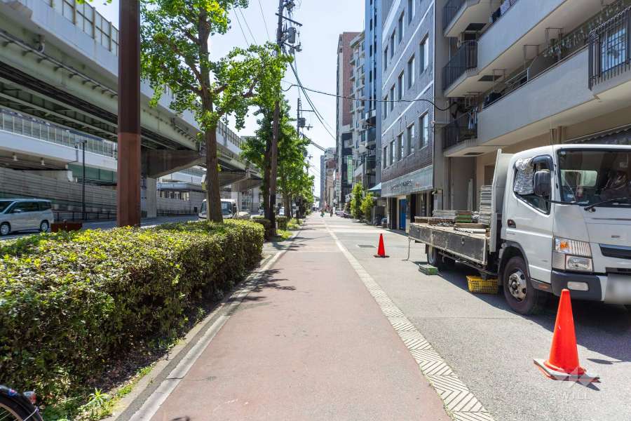 敷地南東側の前面道路（北東側から）