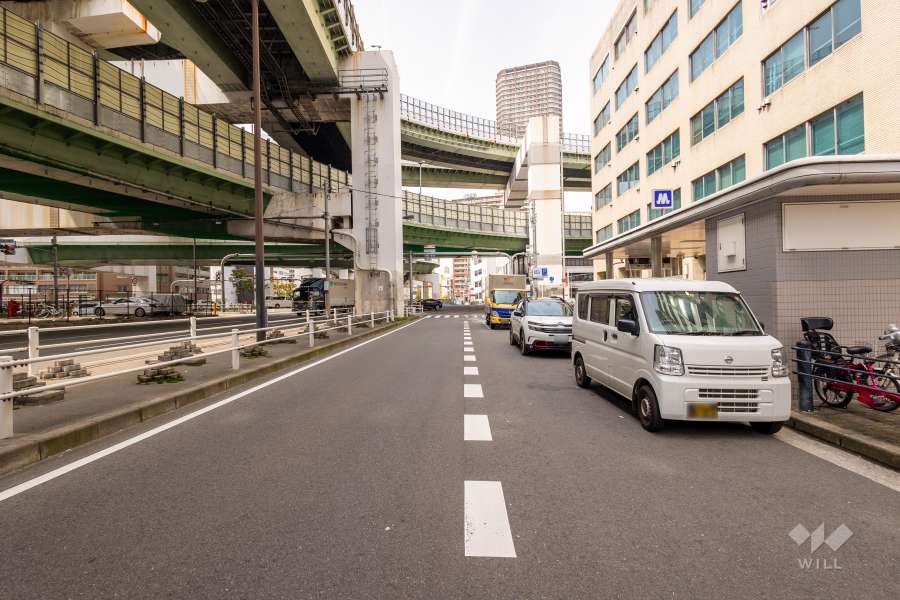 敷地の南側前面道路（東側から）
