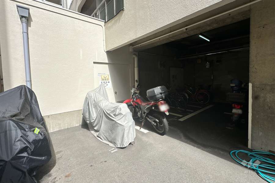 バイク置き場　