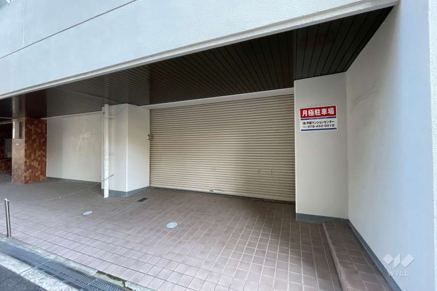 駐車場出入口（シャッター付）