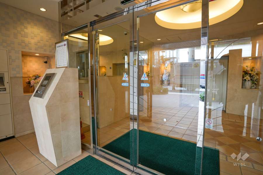 エントランスはオートロック付きです。