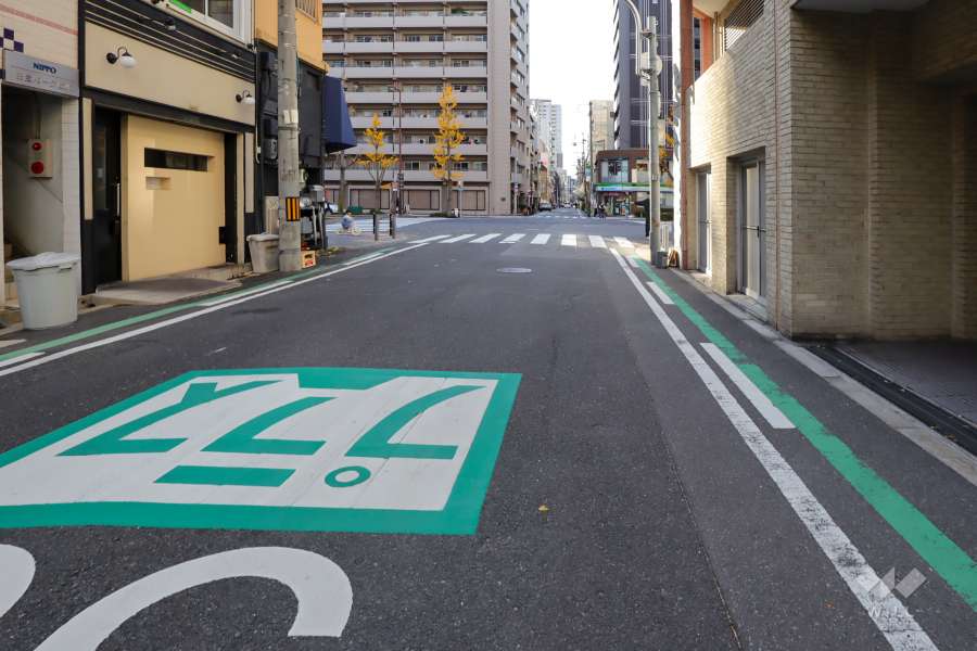 敷地南東側の前面道路（北東側から）