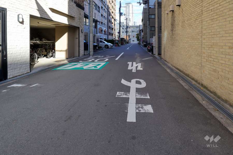 敷地北西側の前面道路（南西側から）
