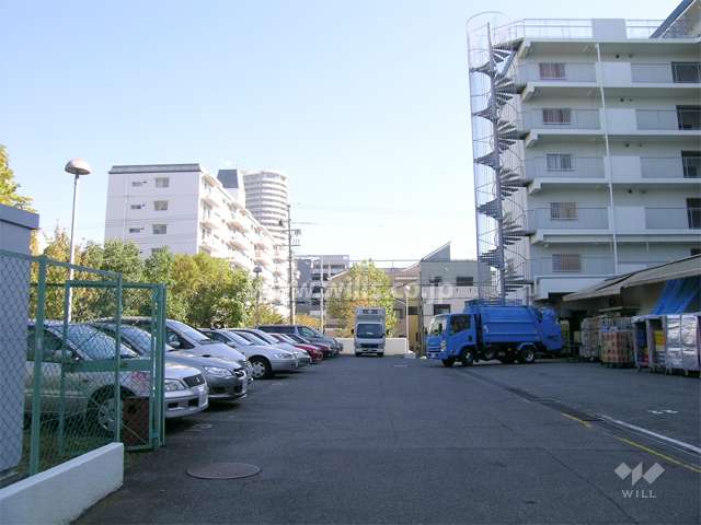 敷地内駐車場（敷地の北側には『杉谷公園』があります）