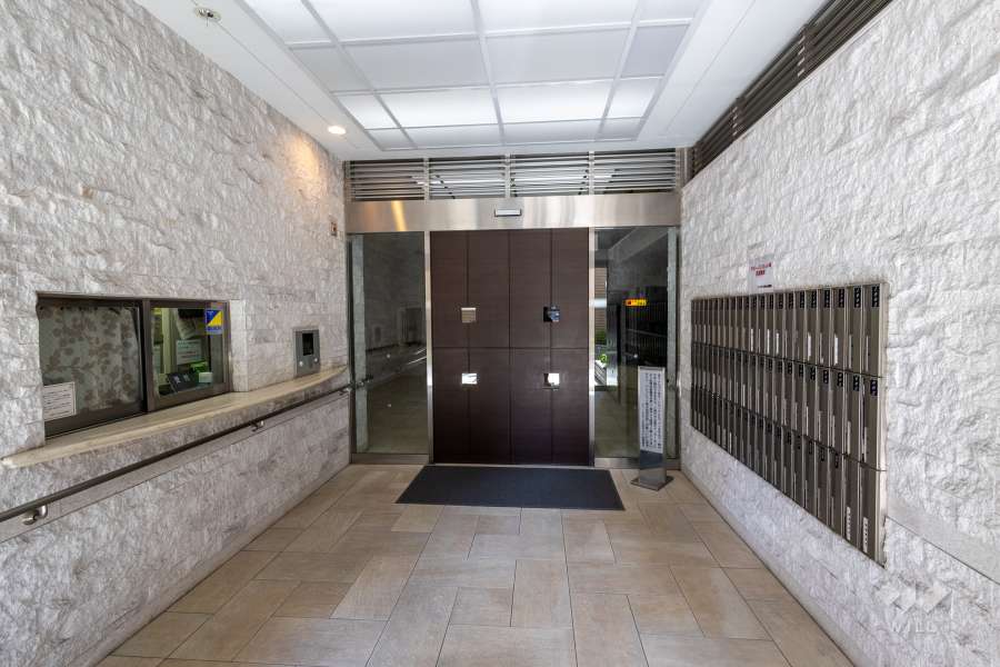 エントランスはオートロック付きです。