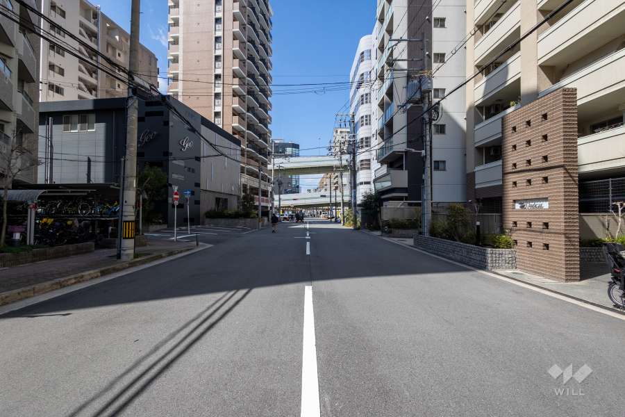 敷地南側の前面道路（東側から）