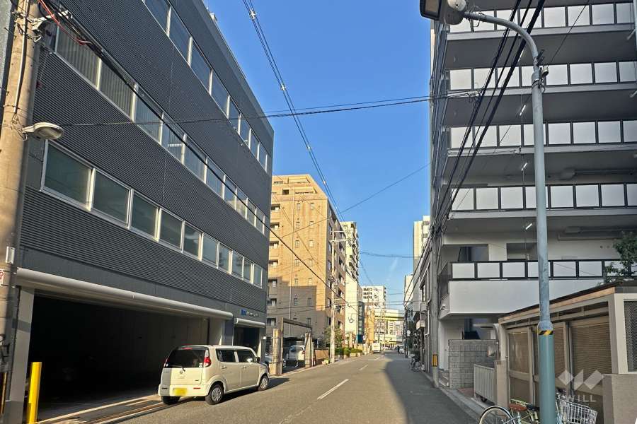 敷地北側の前面道路（西側から）