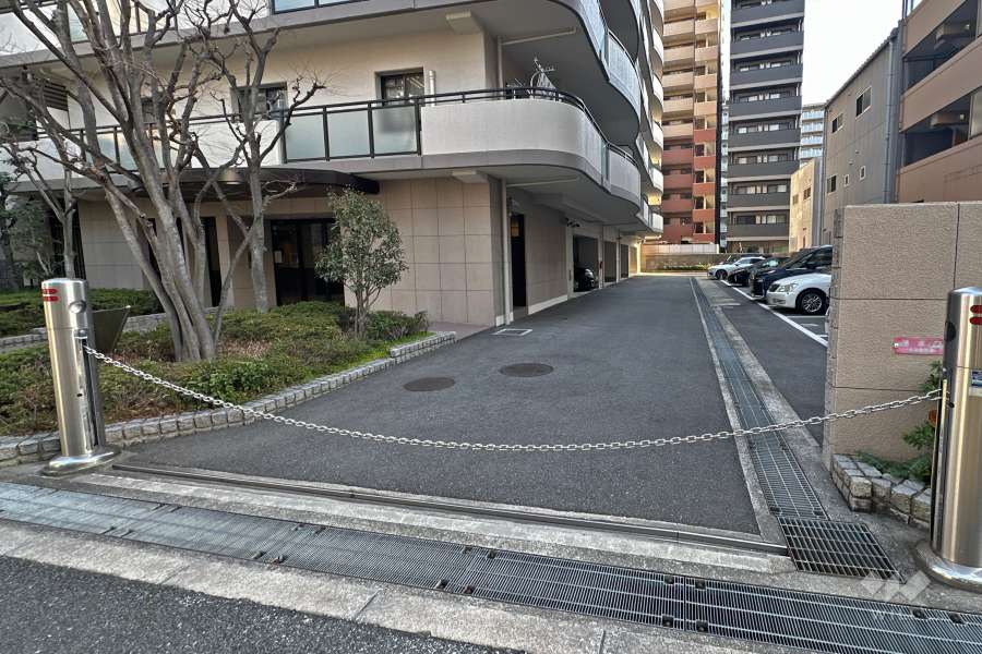 駐車場出入口（ロボットゲート付き）