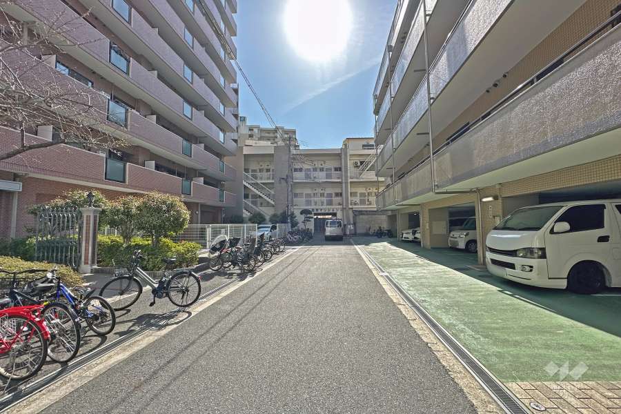 敷地南西側前面道路（北西側から）