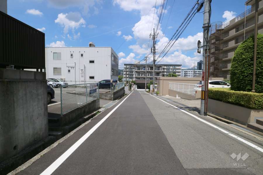 敷地西側の前面道路