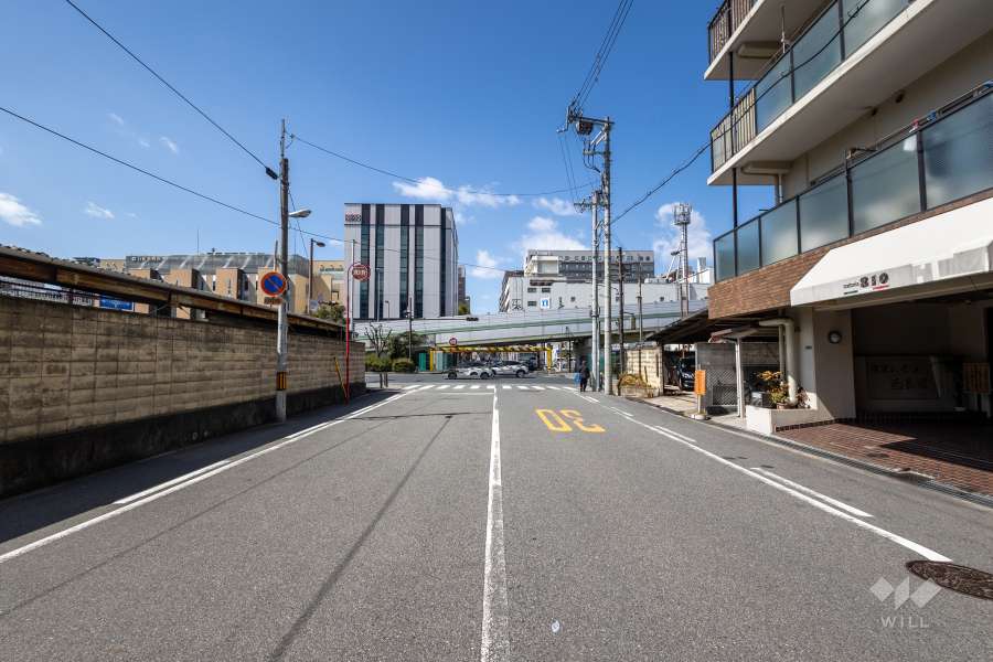 敷地の南側前面道路（東側から）