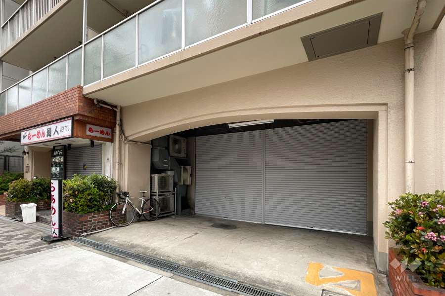 駐車場出入り口（シャッター付き）