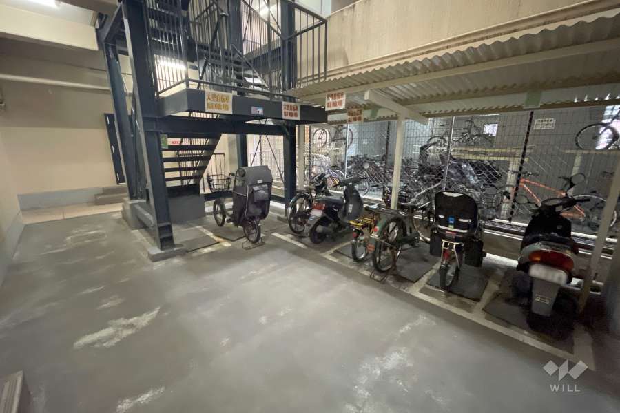 駐輪場とバイク置場