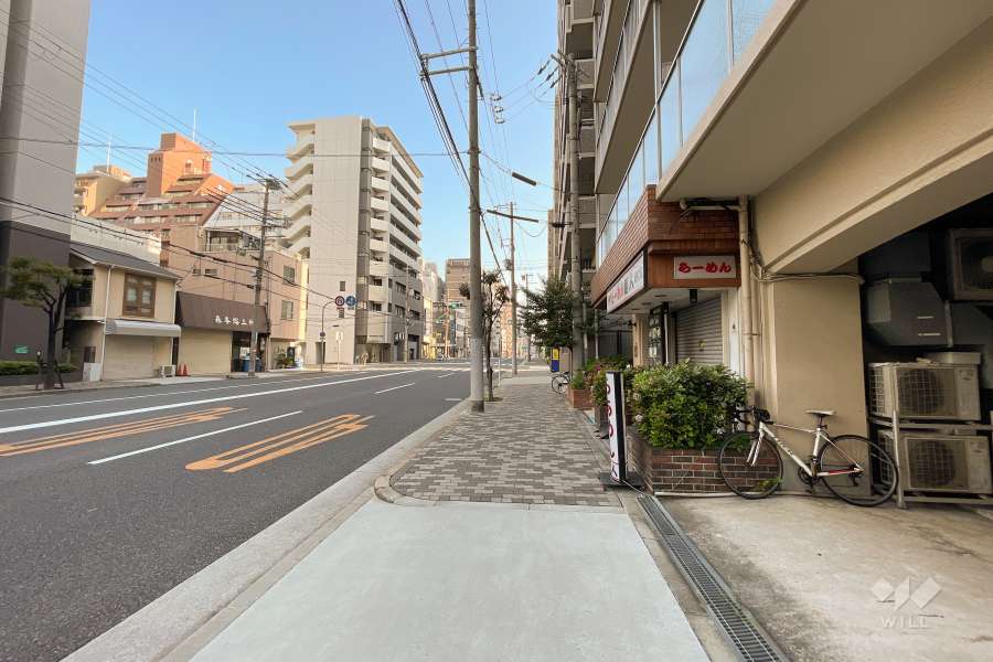 敷地西側の前面道路