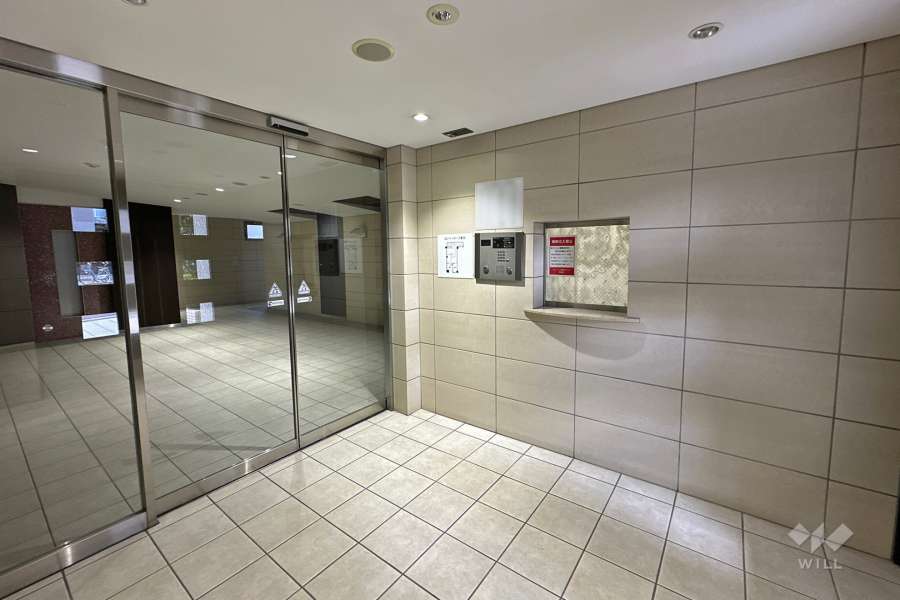 エントランスはオートロック付きです。