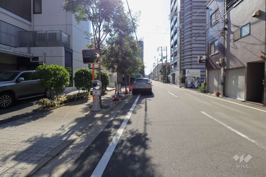 敷地北西側の前面道路（北東側から）　