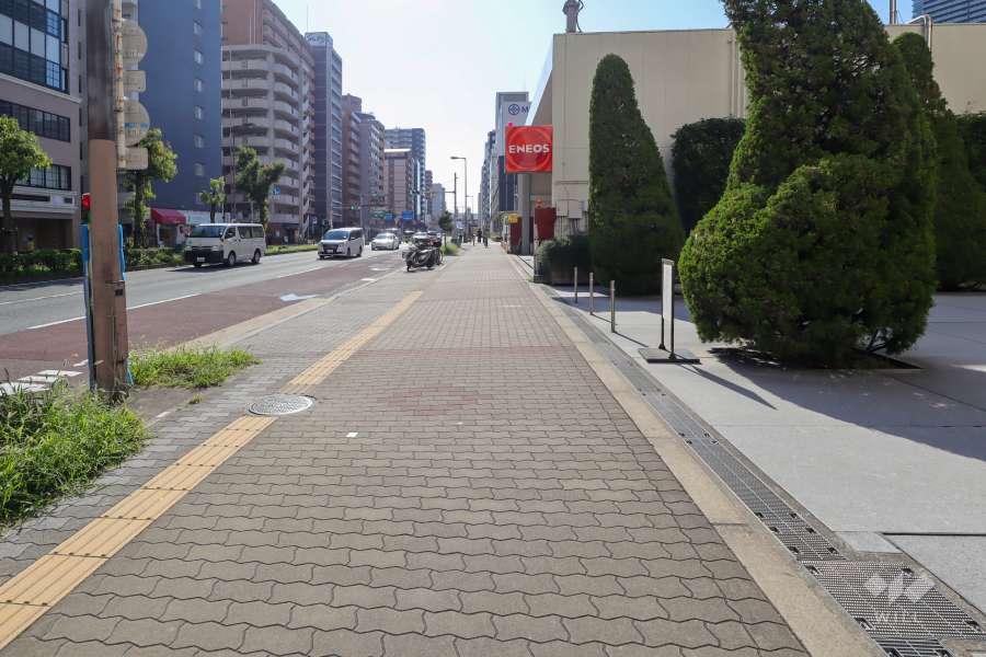 敷地南東側の前面道路（北東側から）