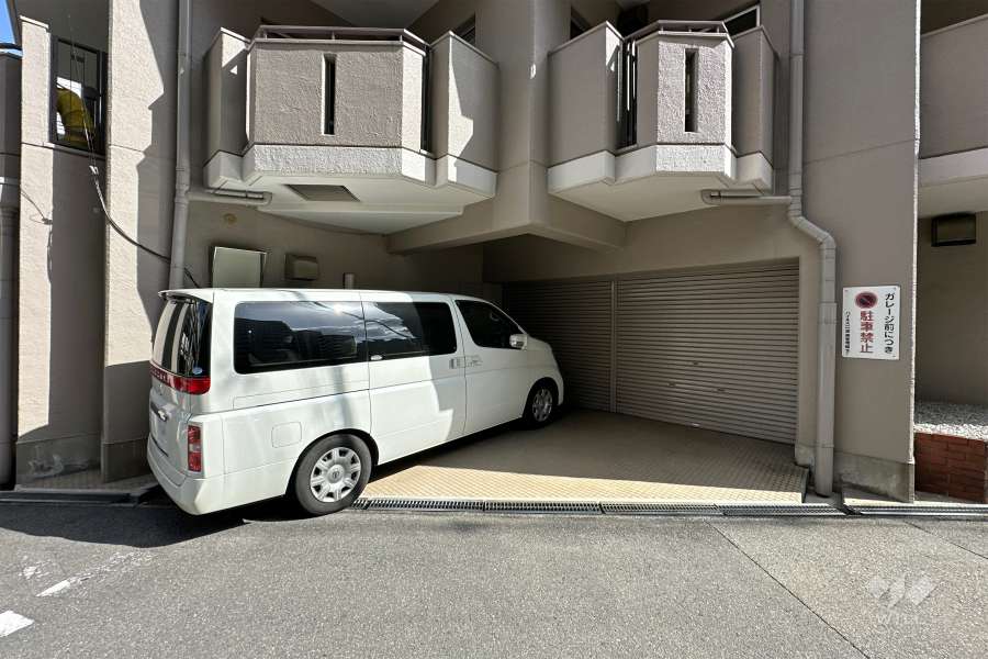 駐車場の出入り口（シャッター付き）