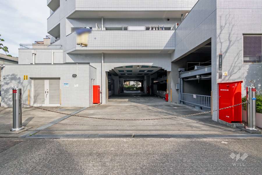 駐車場の出入り口（ロボットゲート付き）