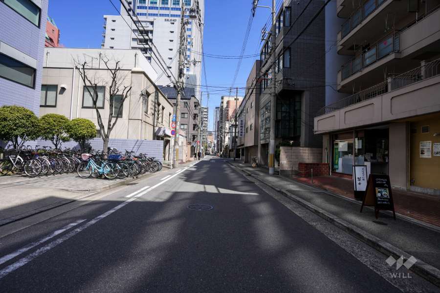 敷地北西側の前面道路（南西側から）