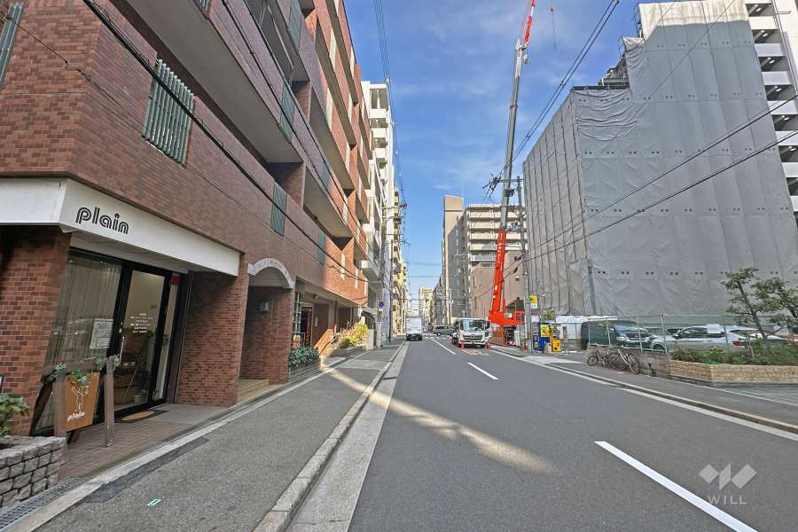 敷地南側前面道路は南堀江通です（西側から）。
