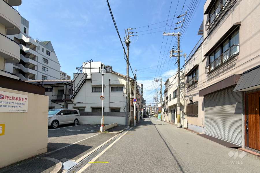 敷地北側の前面道路（東側から）